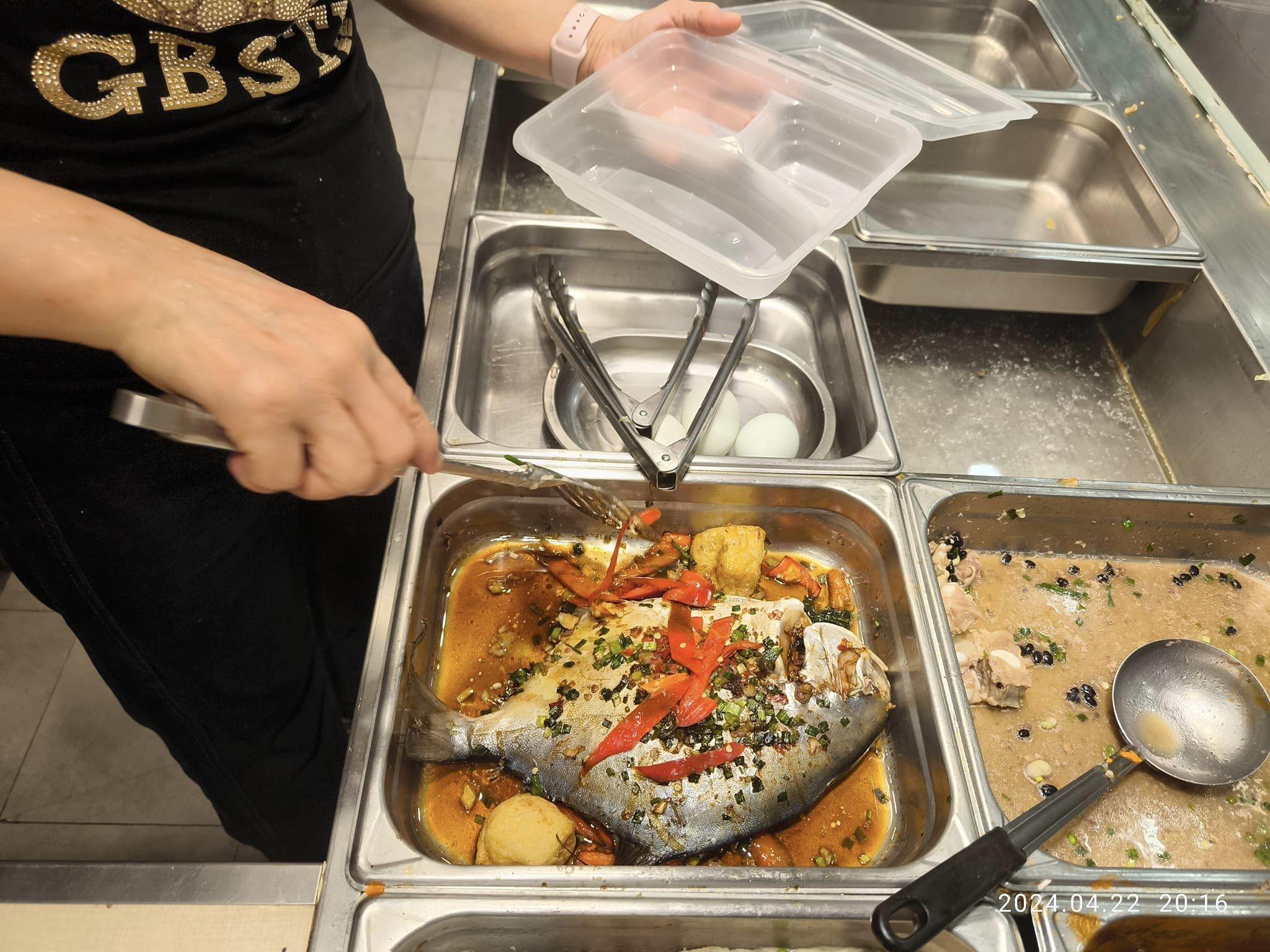 有網民分享在九龍灣一間兩餸飯店舖買外賣點了一條蒸魚,形容「大到個盒都放唔落」,售價只需50元,引起網民熱議。(「香港兩餸飯關注組」FB圖片)