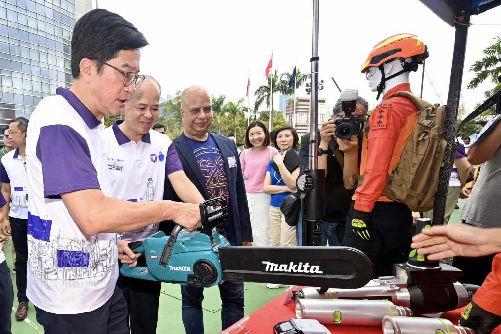 國安教育日︱黃偉綸讚休班民安隊員救華豐大火被困居民勇敢無私 (@FB黃偉綸Michael Wong圖片)