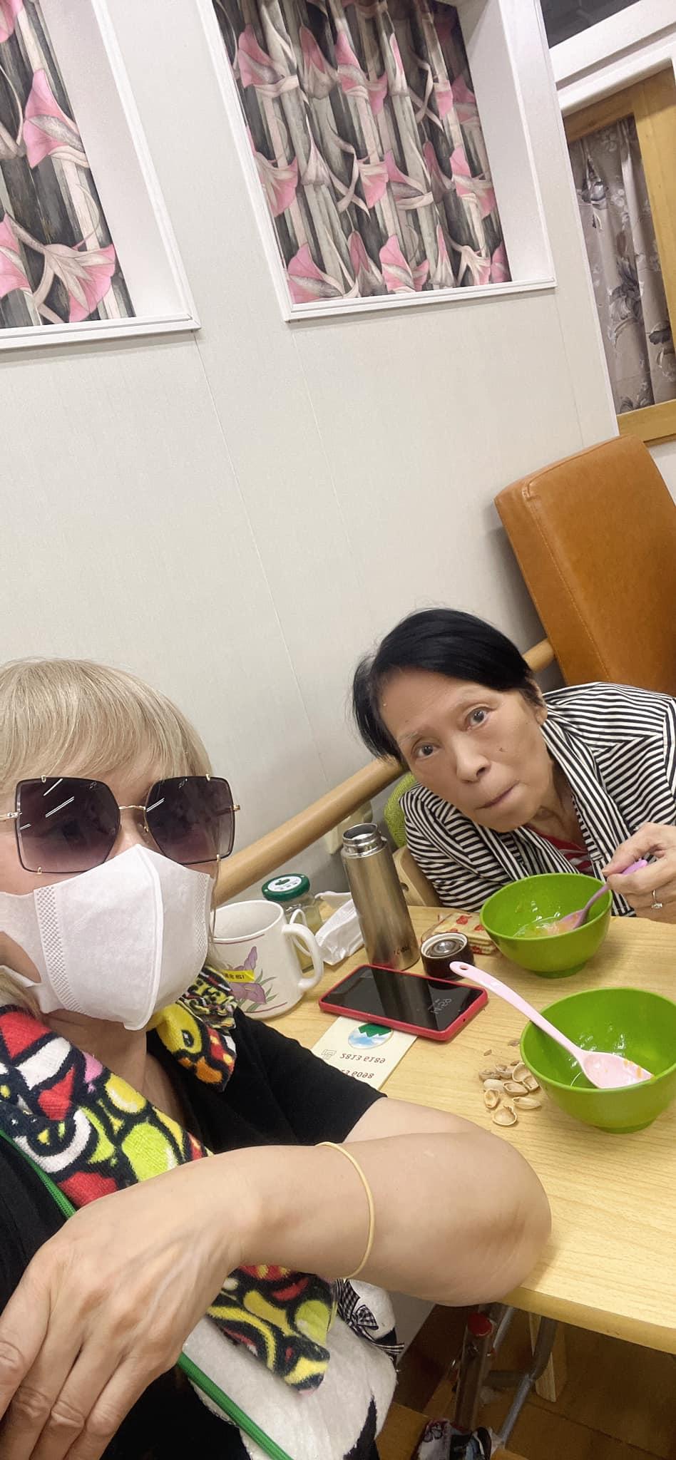 林建明前往護老院探余慕蓮。