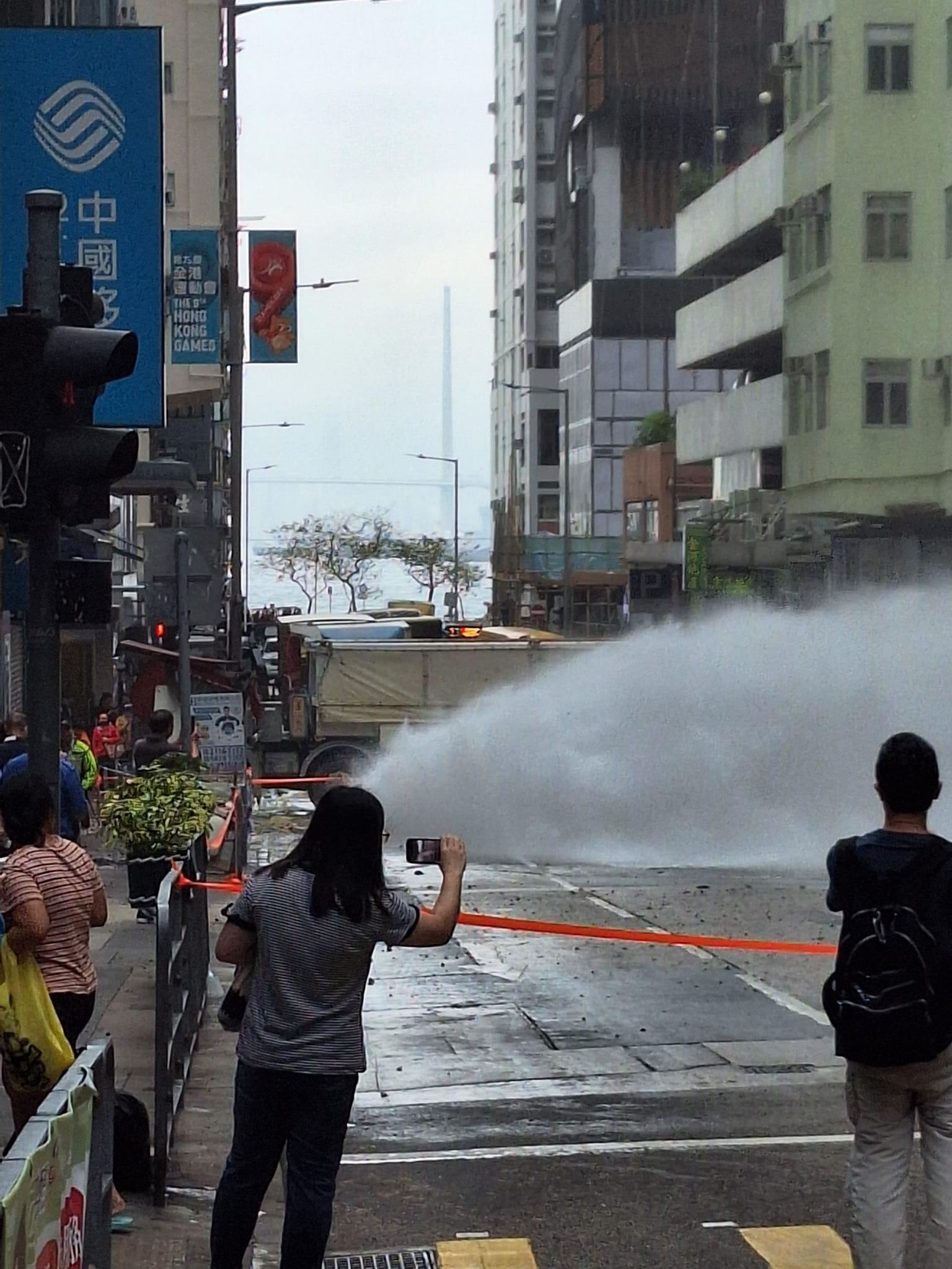 西區士美菲路與卑路乍街交界爆地下水管,噴出約三至四米高水柱。(西環變幻時FB)