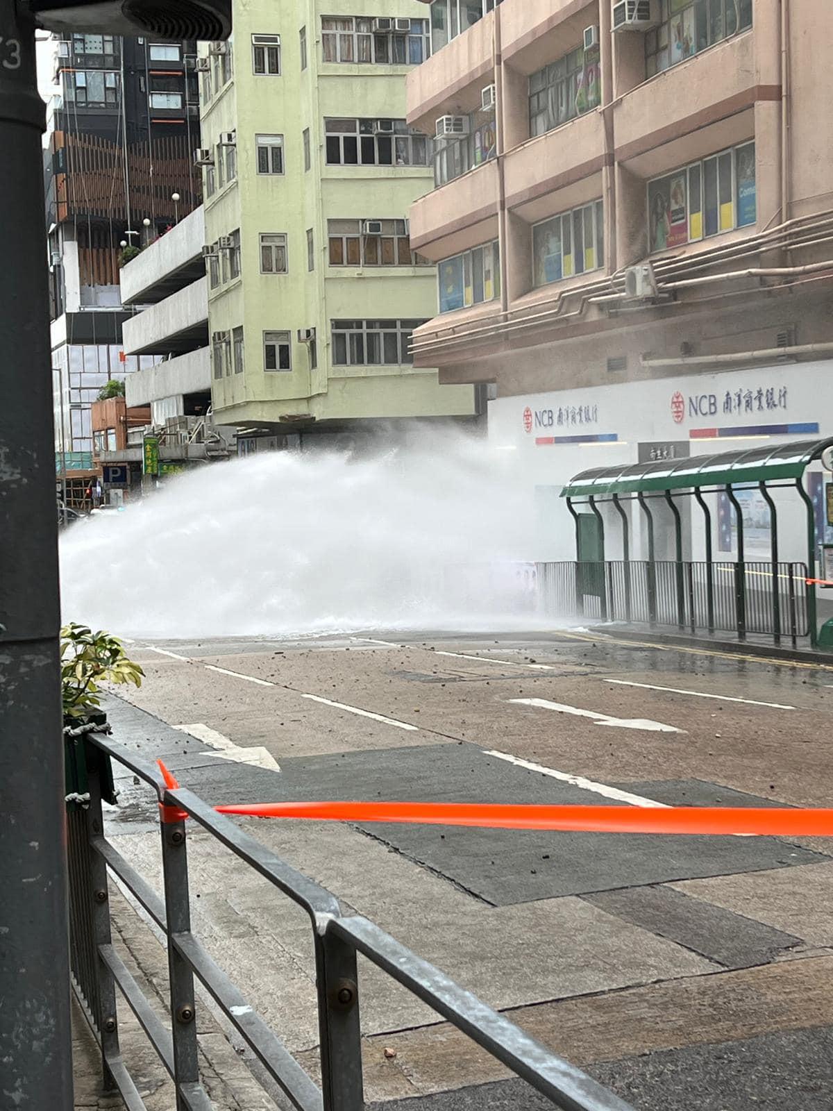 西區士美菲路與卑路乍街交界爆地下水管,噴出約三至四米高水柱。(西環變幻時FB)