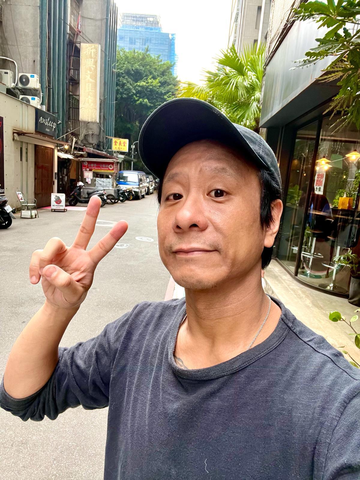 身在台灣拍攝電影的朱栢康,因地震從睡夢中驚醒。