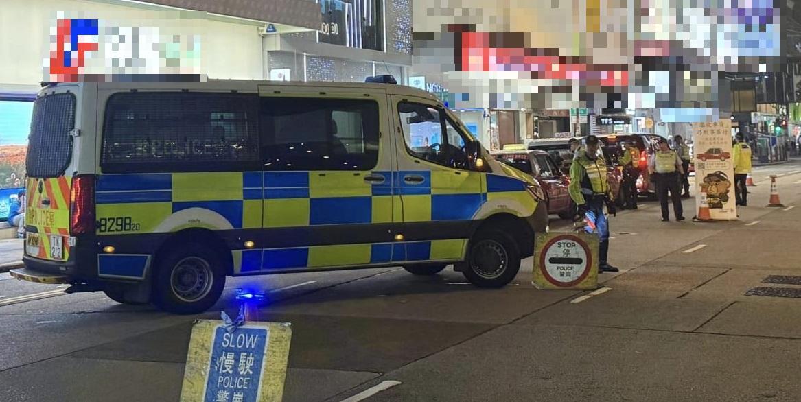 西九龍總區交通部執行及管制組人員,在七人欖球賽期間在區內進打擊的士交通違法行動。