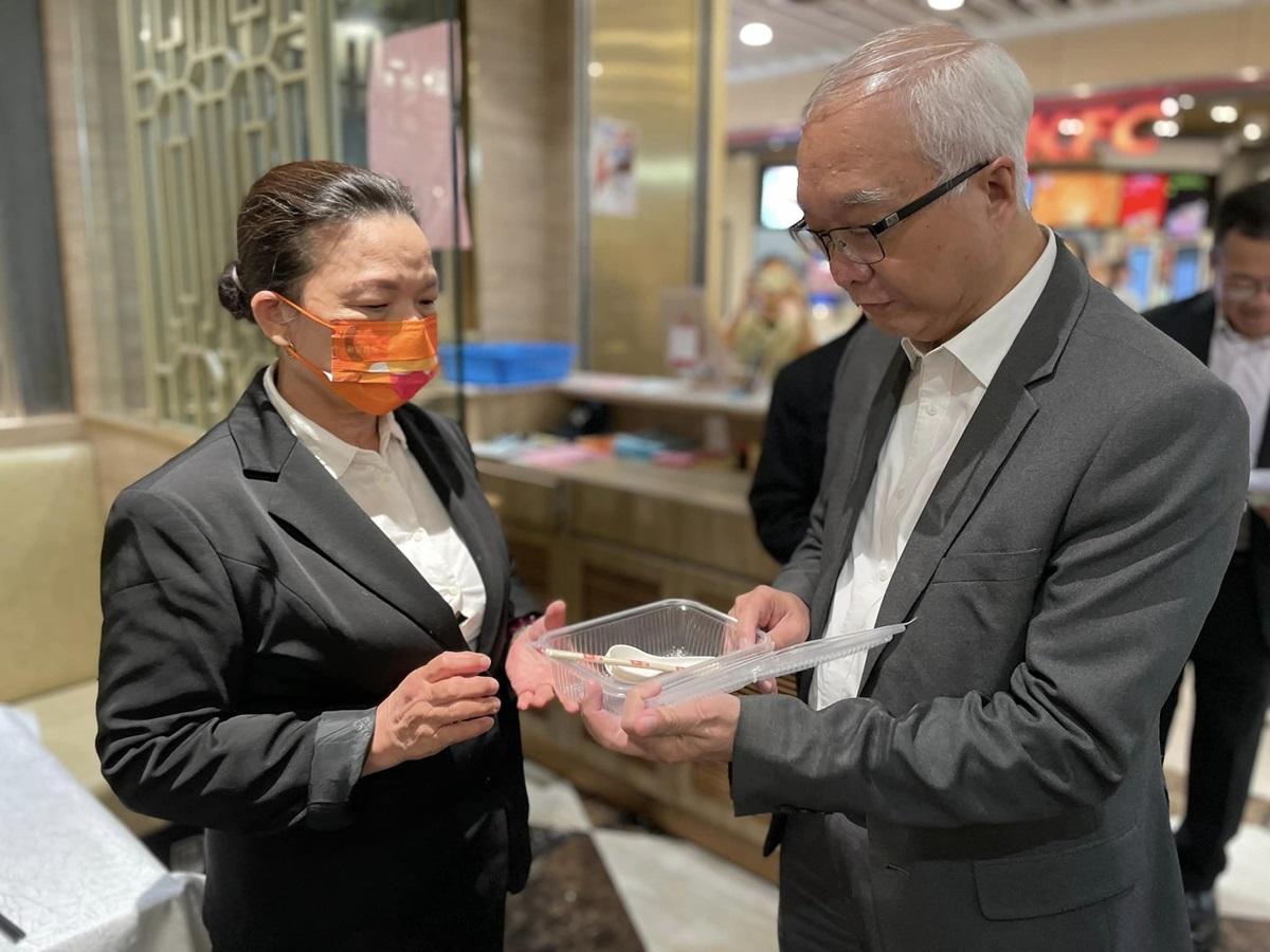 謝展寰今日到食肆和零售店了解「走塑」首日運作情況。(環境及生態局FB)