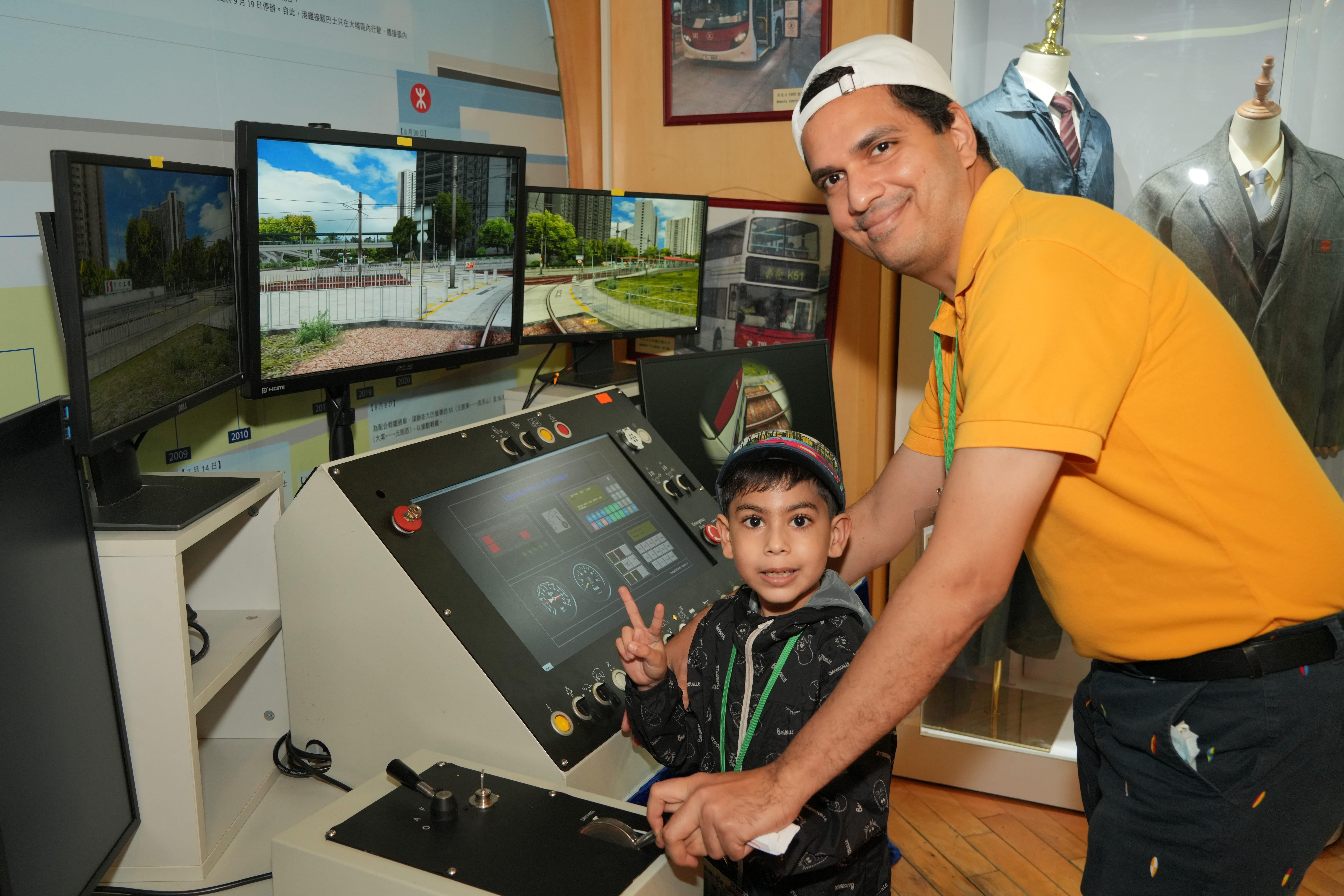 輕鐵遊樂屯活動參加者Shawn及Mikhael