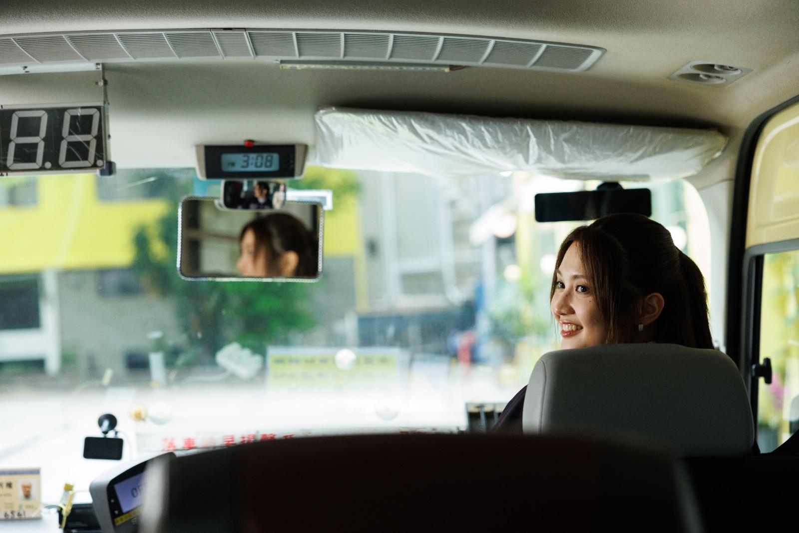 黃妍為了新歌MV變身小巴司機。