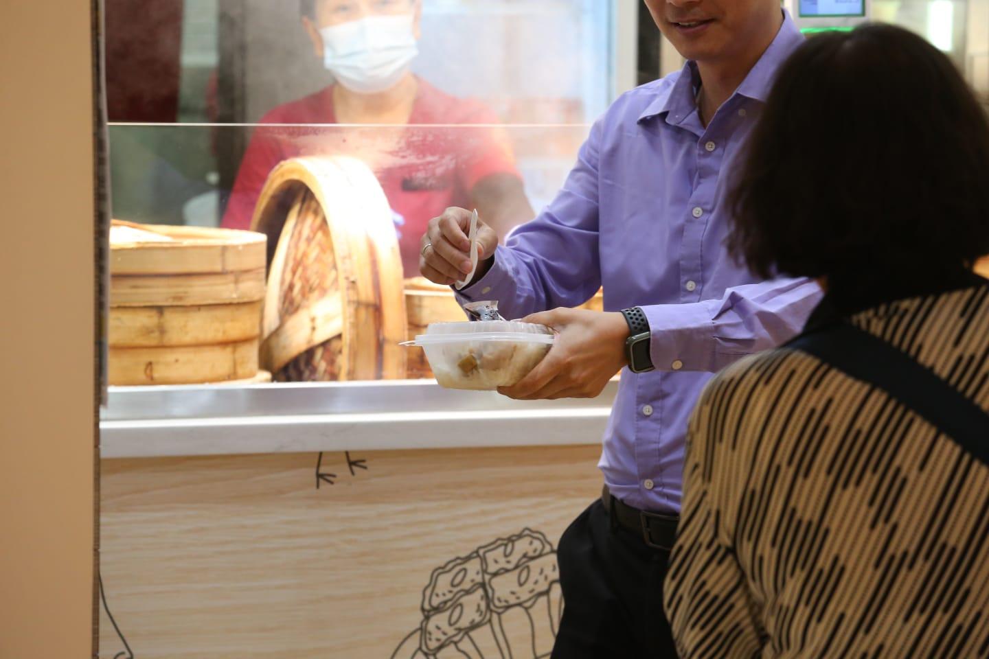 首階段實施管制即棄塑膠產品今起生效,禁止食肆向堂食顧客提供,到2025年實施第二階段,會全面禁止向堂食和外賣顧客提供。(鍾式明攝)