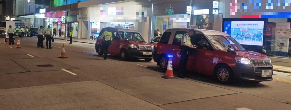 西九龍總區交通部執行及管制組人員,在七人欖球賽期間在區內進打擊的士交通違法行動。