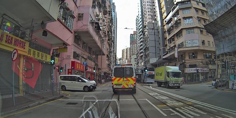 車Cam直擊|警車疑衝燈遭七人車撞 男警女乘客俱傷送院