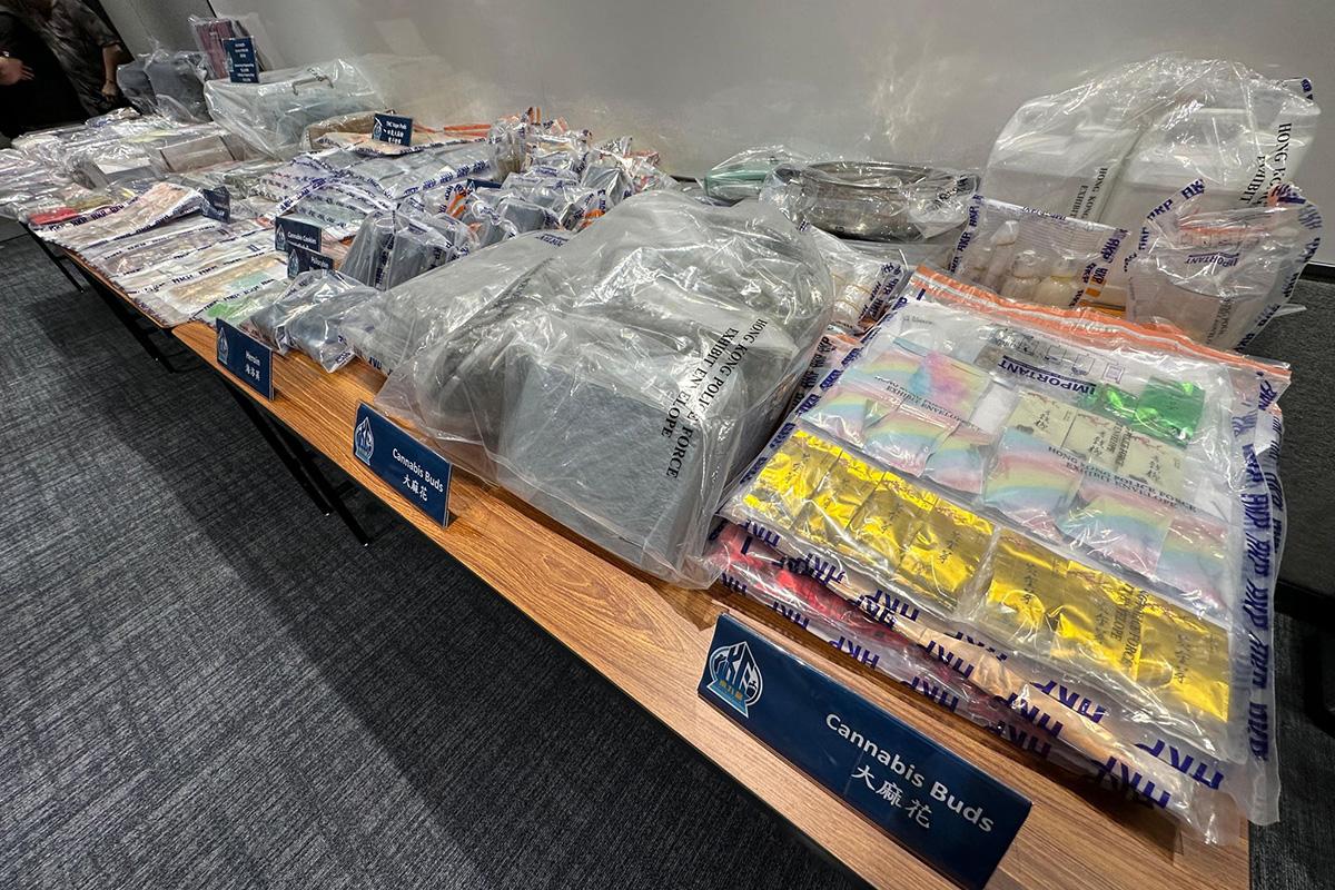 警方展示行動中檢獲的證物。