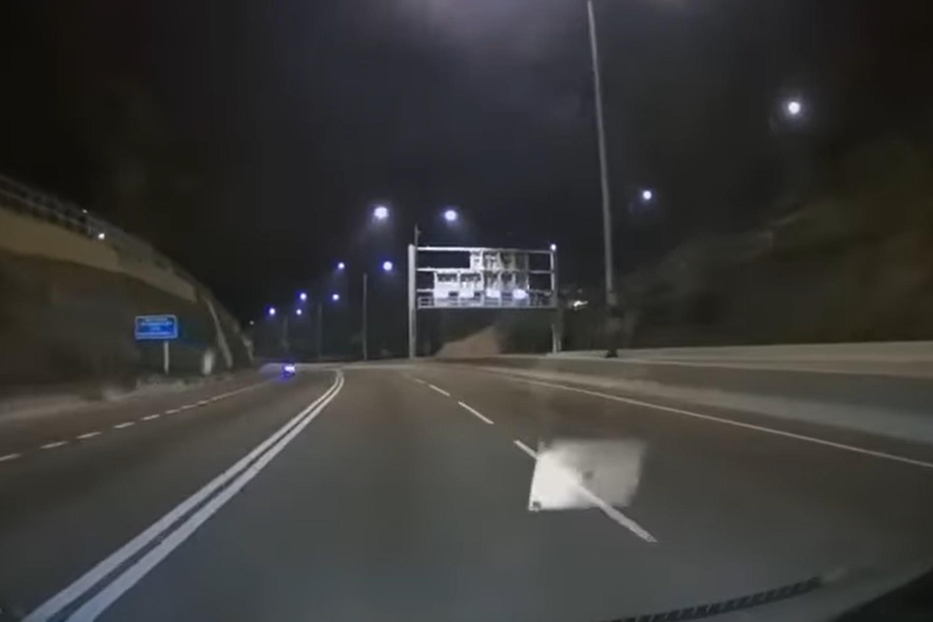 網上有車Cam片顯示,涉事私家車先撞向路中分隔石壆,再翻轉兩圈撞向左邊龍門架,其間在路中揚起塵土。(網上影片截圖)