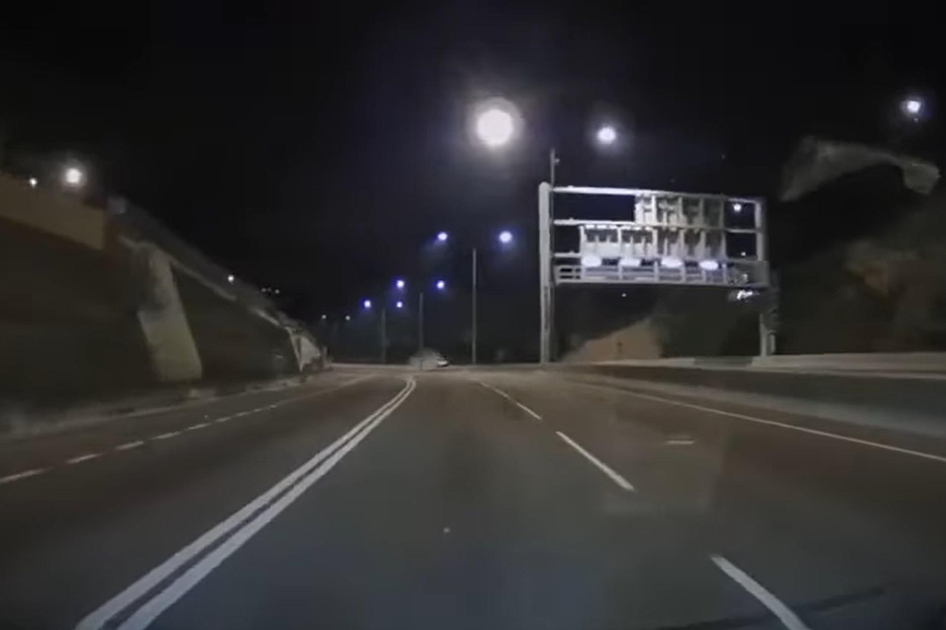 網上有車Cam片顯示,涉事私家車先撞向路中分隔石壆,再翻轉兩圈撞向左邊龍門架,其間在路中揚起塵土。(網上影片截圖)