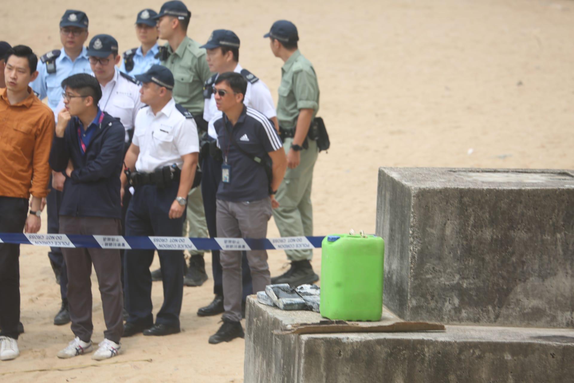 汀九麗都灣泳灘現可卡因,警方封鎖現場調查。