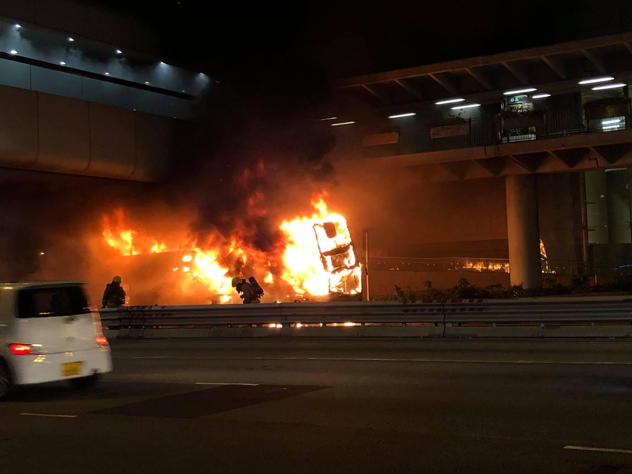 涉事九巴961線巴士於當晚9時許,車長駛至中環時發現車尾冒煙,將巴士駛至安全地點,疏散車上7名乘客及報警處理。巴士火勢迅速蔓延,全車最終焚毀,天橋底被燒至「穿窿」。(網上圖片)