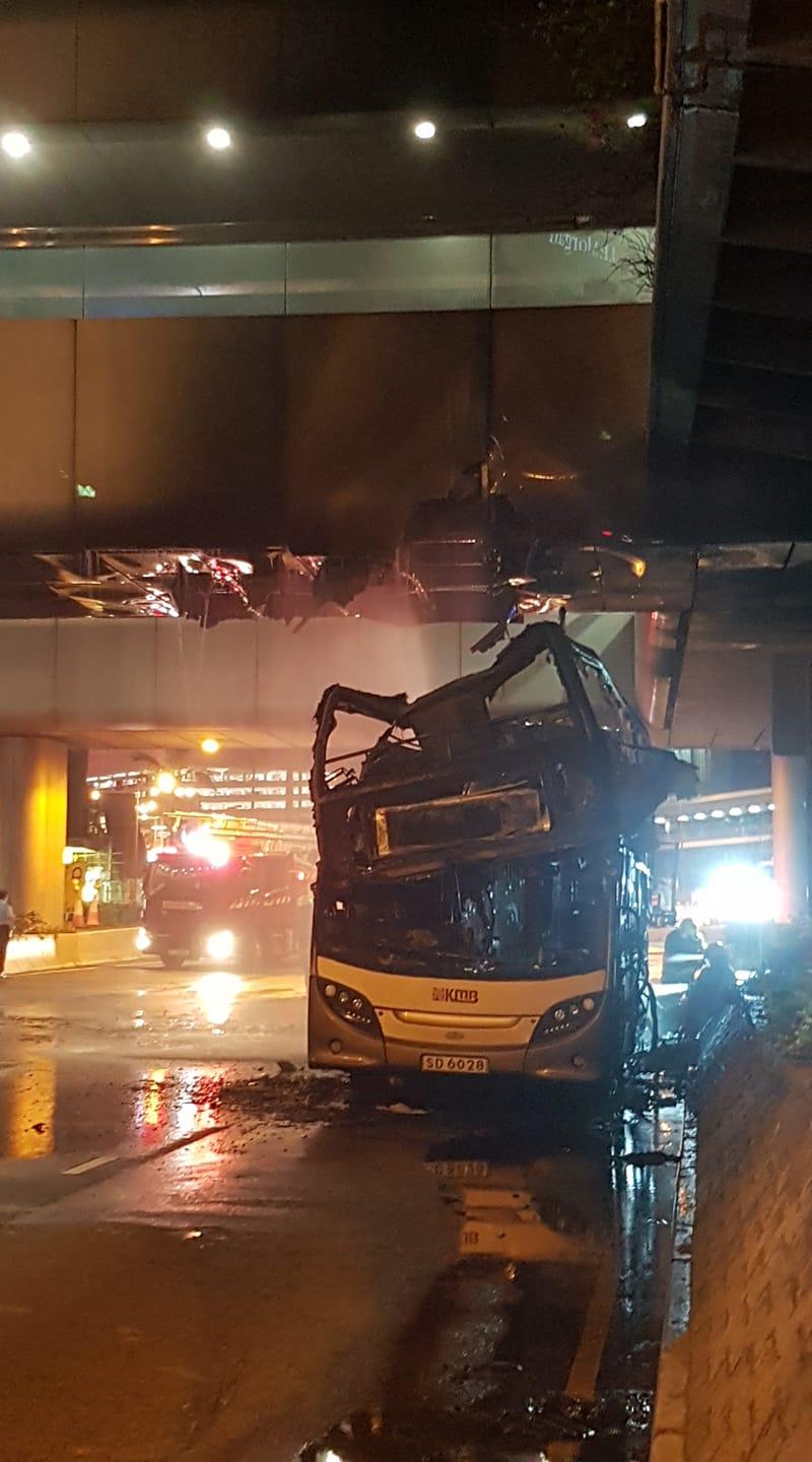 涉事九巴961線巴士於當晚9時許,車長駛至中環時發現車尾冒煙,將巴士駛至安全地點,疏散車上7名乘客及報警處理。巴士火勢迅速蔓延,全車最終焚毀,天橋底被燒至「穿窿」。(網上圖片)