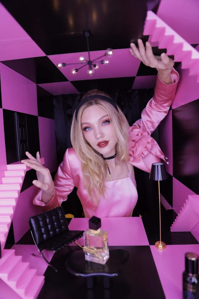 暗黑芭蕾風|蝴蝶結、蕾絲、珍珠系是其標誌,充滿優雅和精緻美學,卻帶點叛逆酷感,配搭海妖之眼、空靈眼妝即能化身氣質女神。