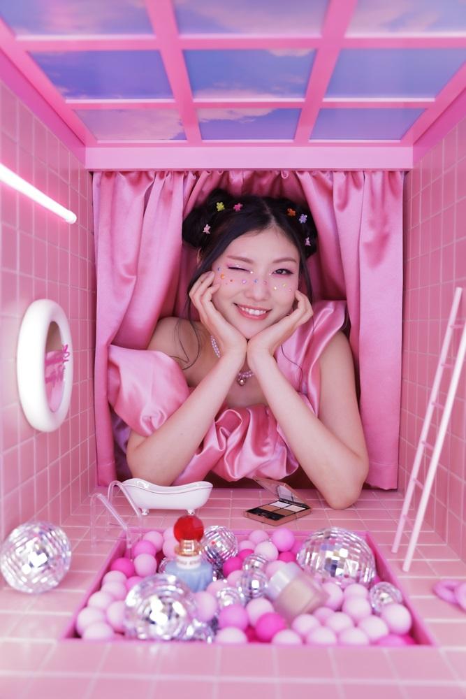 Y2K風潮|主打螢光鮮艷、金屬復古系。Y2K風潮近年捲土重來,風格復古卻不落俗套,最適合充滿活力又鬼馬精靈的女生。