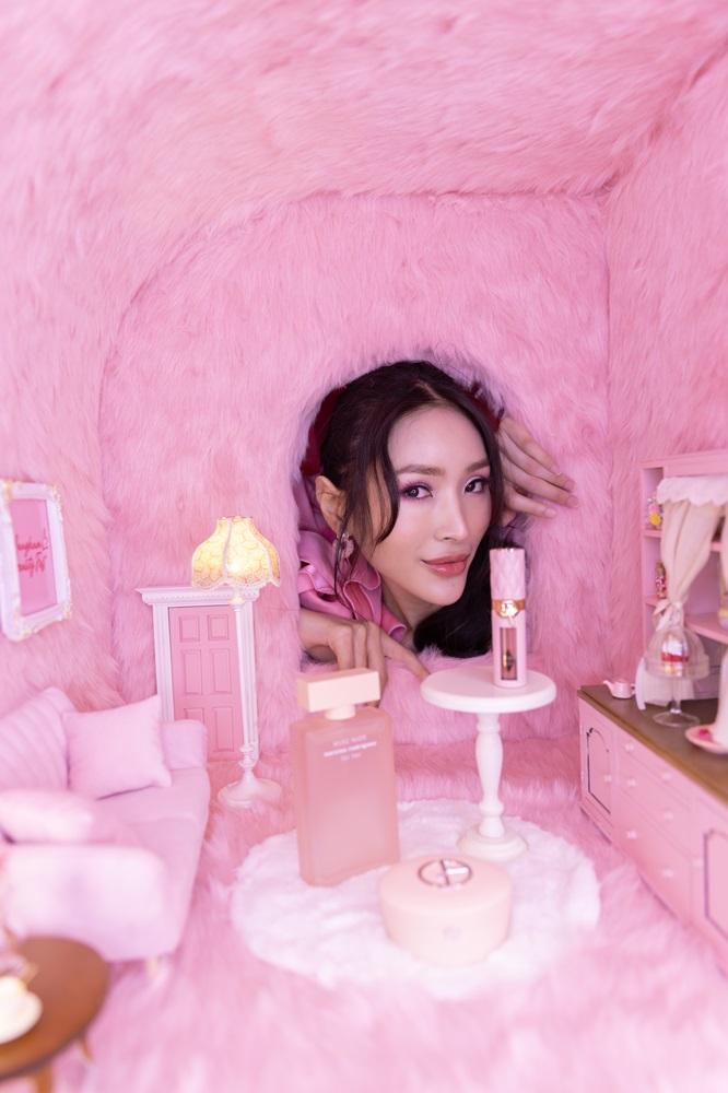 Soft Girl|粉紅絨布、閃亮軟萌、糖果系是其特色,洋溢柔和粉嫩迷人氣質,配襯小煙燻眼妝、霧面質感或Strawberry Makeup,輕易變身甜美可人兒。