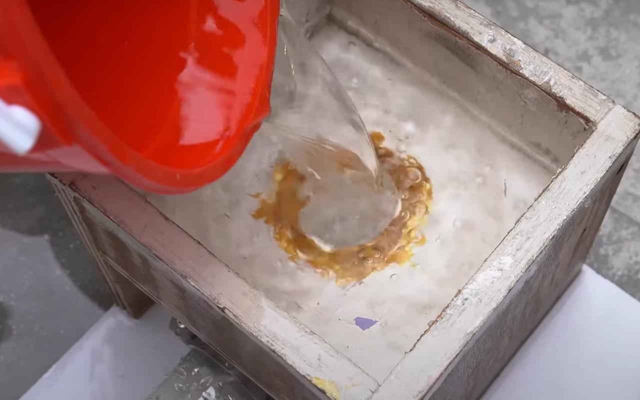 最後倒入清水,將渠內的淤塞物沖走。