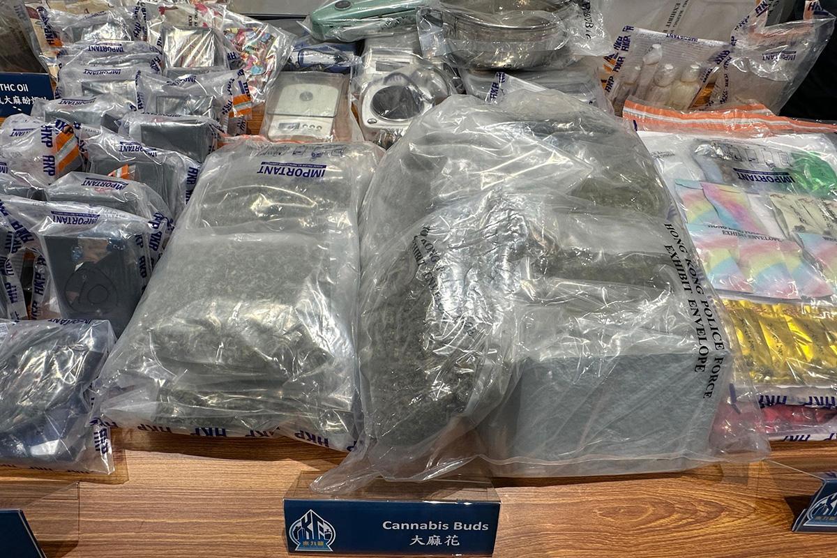 警方展示行動中檢獲的證物。