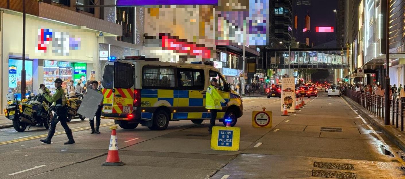 西九龍總區交通部執行及管制組人員,在七人欖球賽期間在區內進打擊的士交通違法行動。