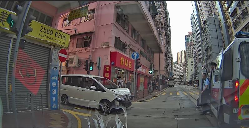 車Cam直擊|警車疑衝燈遭七人車撞 男警女乘客俱傷送院