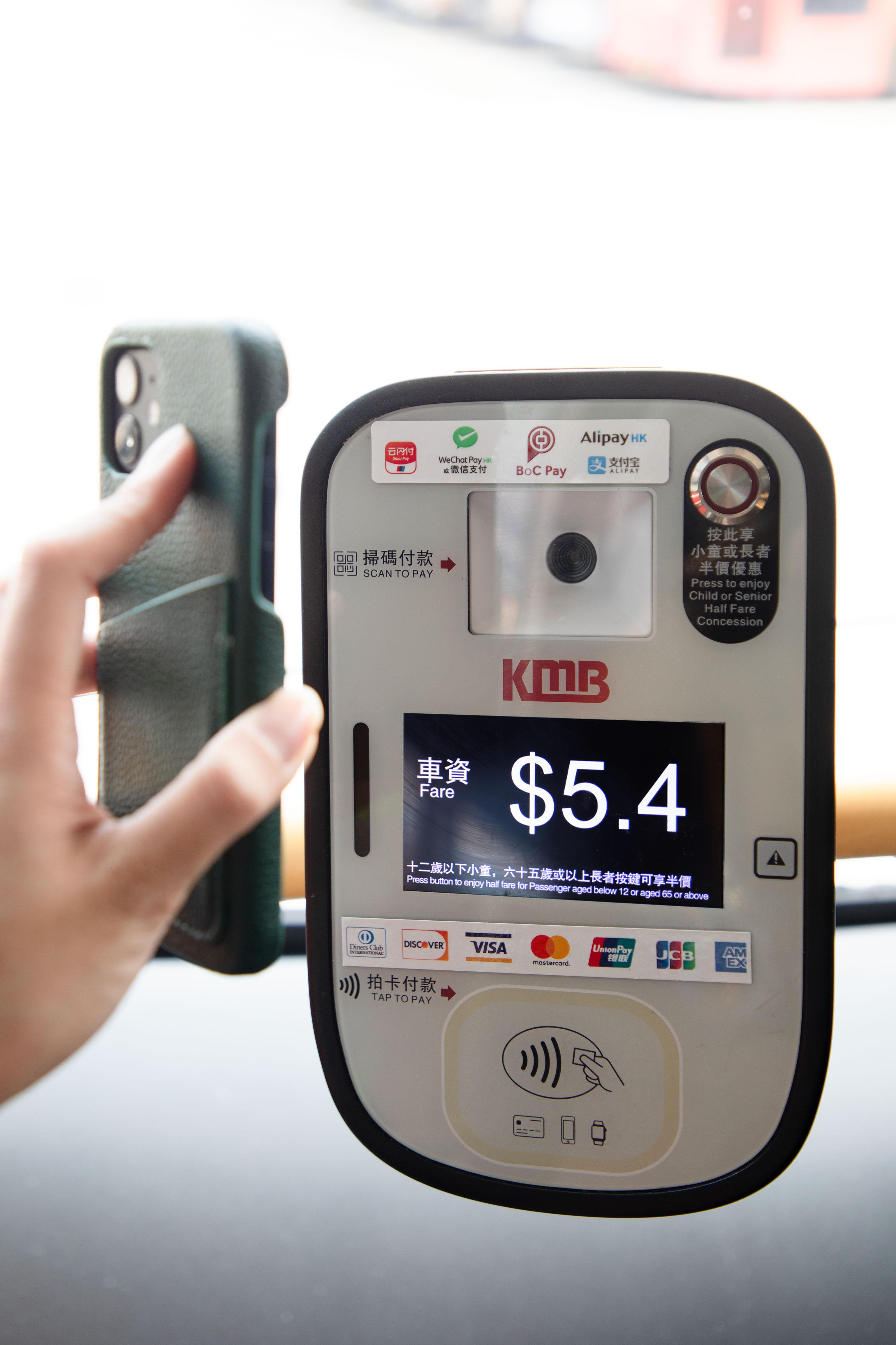 旅客上車後須將日票乘車二維碼掃向收費器的上方鏡頭,當收費器發出提示聲並顯示「歡迎乘搭」,代表掃描完成。