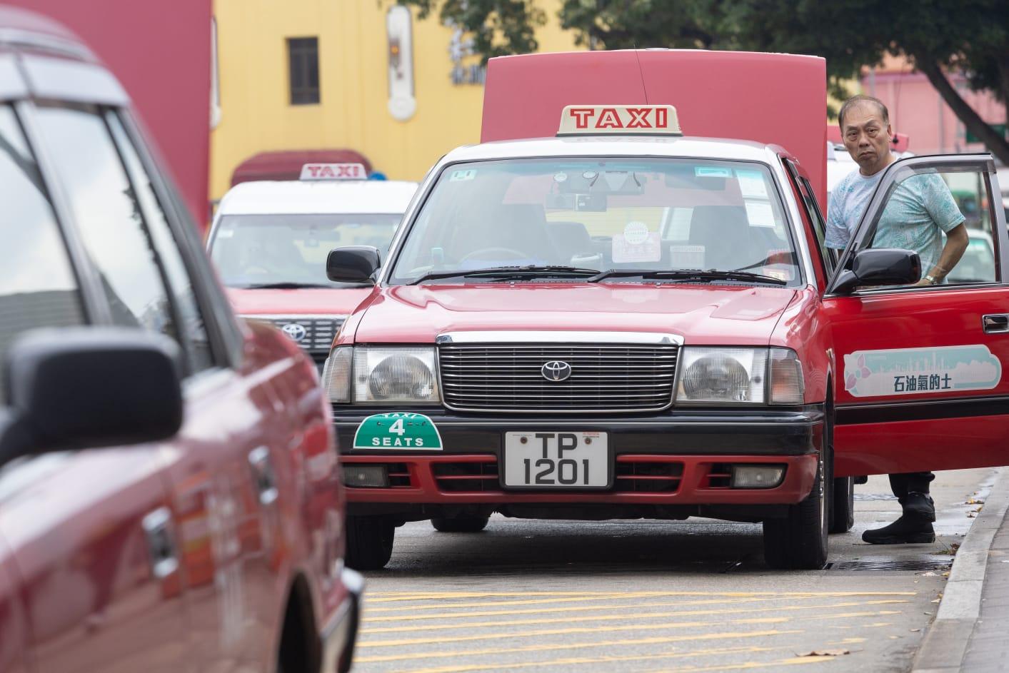 的士加價|業界建議「紅的」「綠的」起錶分別加至32元及28元。(蘇文傑攝)