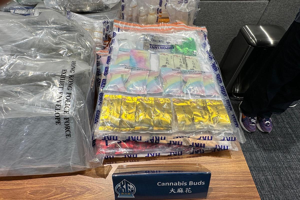 警方展示行動中檢獲的證物。