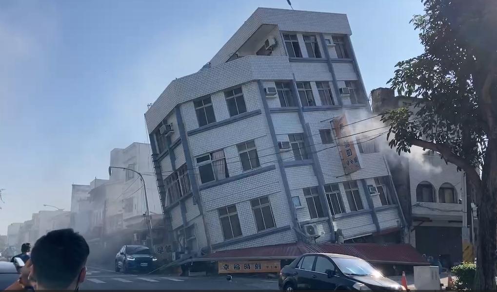 台灣花蓮海域7.3級地震,有建築物傾斜。(網上圖片)