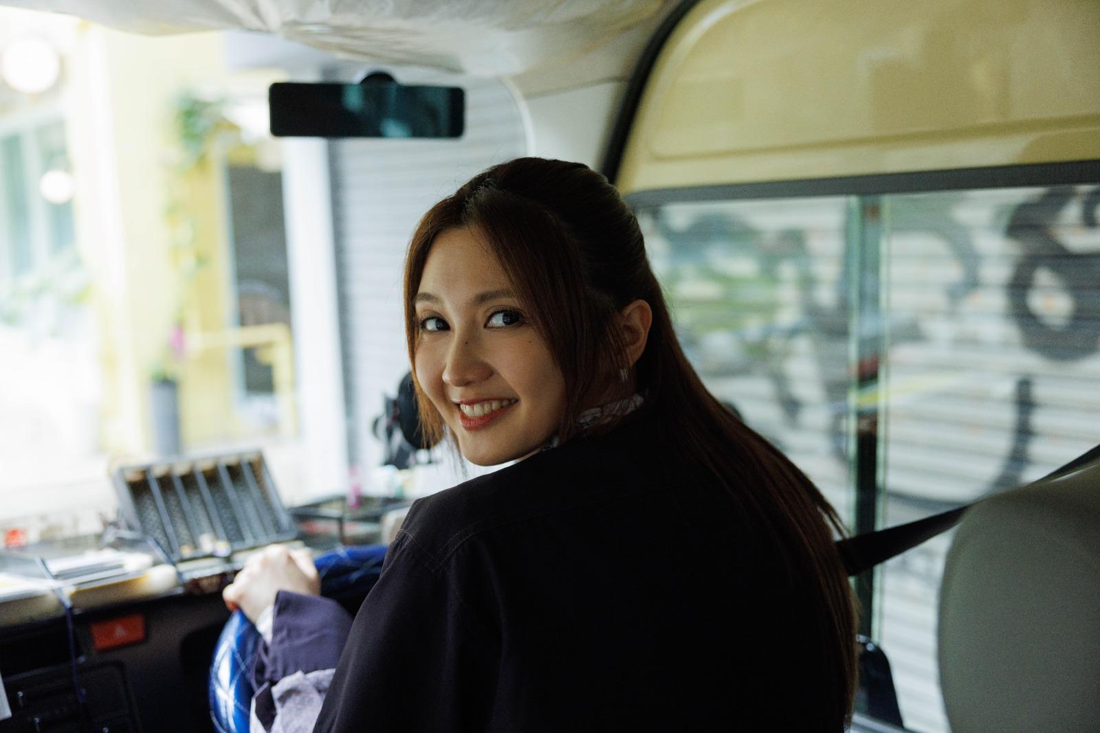 黃妍為了新歌MV變身小巴司機。