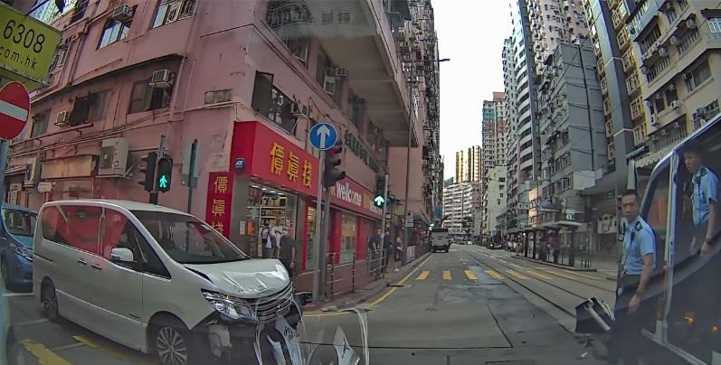 車Cam直擊|警車疑衝燈遭七人車撞 男警女乘客俱傷送院