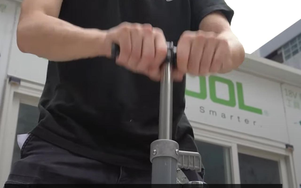 接著,上下拉動通渠泵的手抦,在通渠泵內儲入空氣,等待指針到達綠色的位置就可以停止。