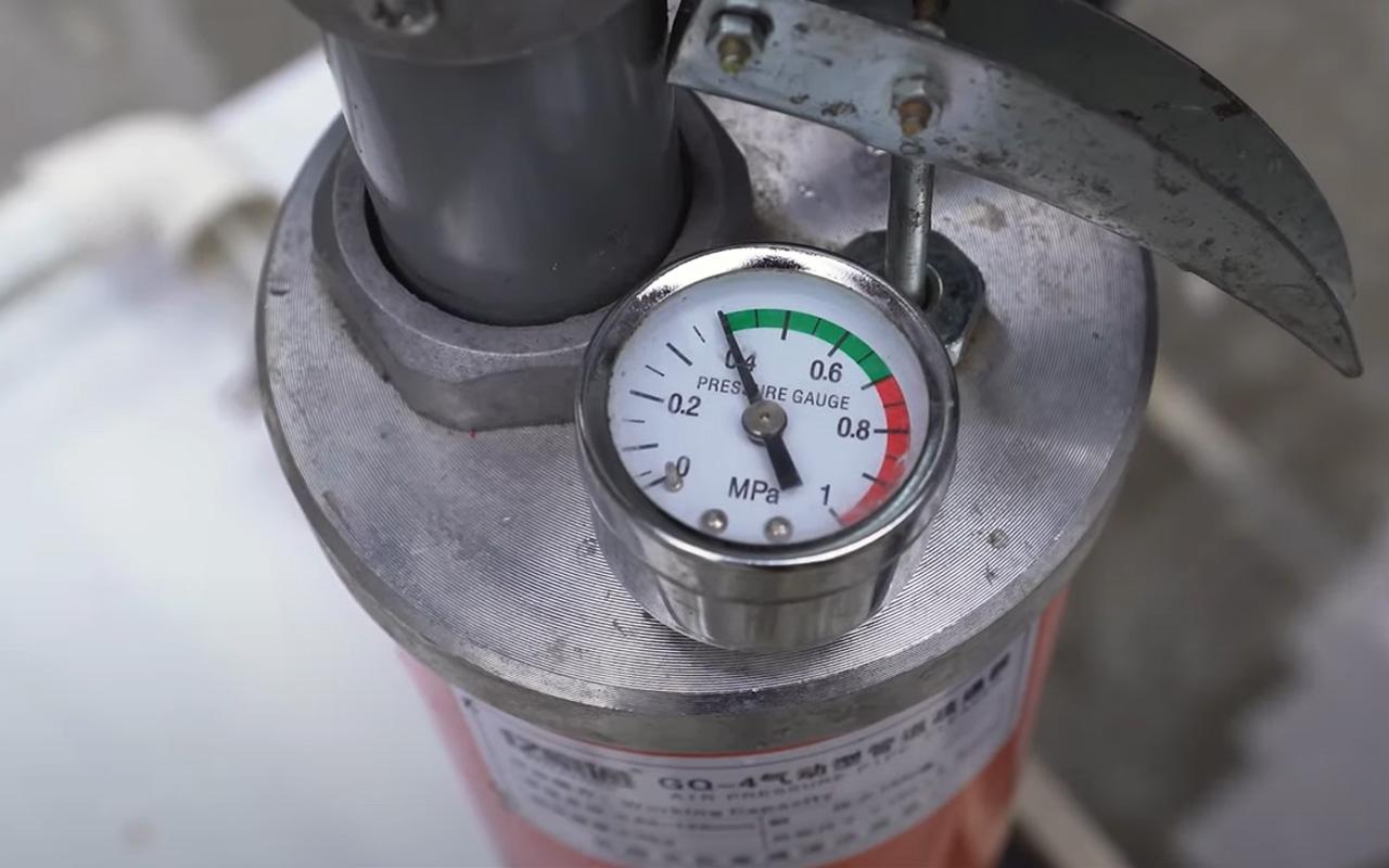 接著,上下拉動通渠泵的手抦,在通渠泵內儲入空氣,等待指針到達綠色的位置就可以停止。