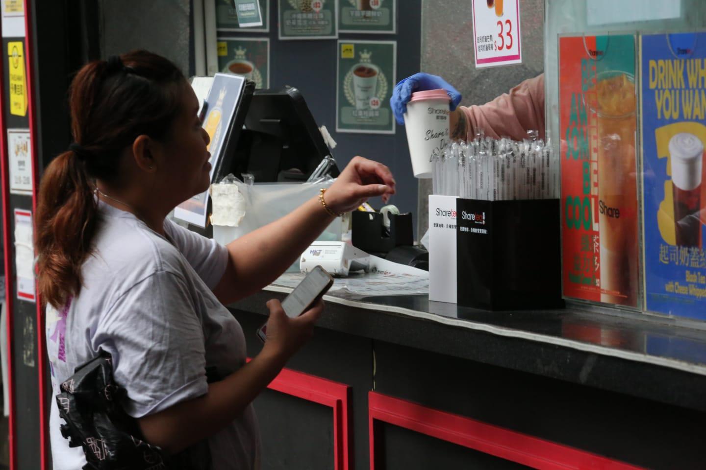 首階段實施管制即棄塑膠產品今起生效,禁止食肆向堂食顧客提供,到2025年實施第二階段,會全面禁止向堂食和外賣顧客提供。(鍾式明攝)