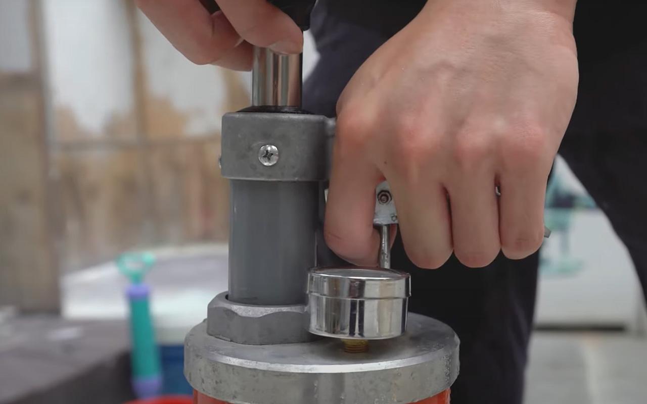 然後按下手挈,將空氣噴出來,這樣就可以把渠內的淤塞物推走。