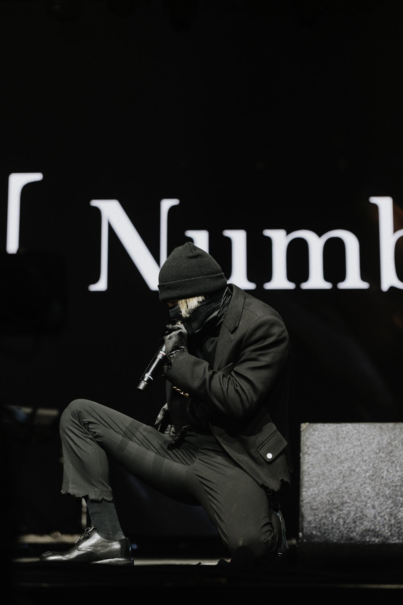 王嘉爾全黑蒙面登場,帶來創意表演。