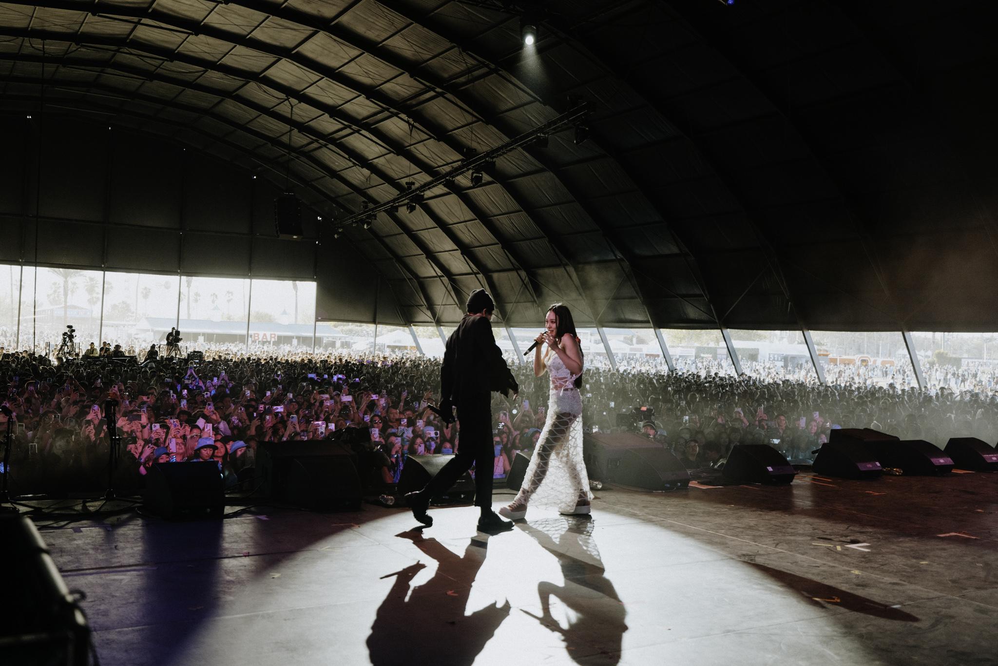 王嘉爾攜手BIBI站台表演。