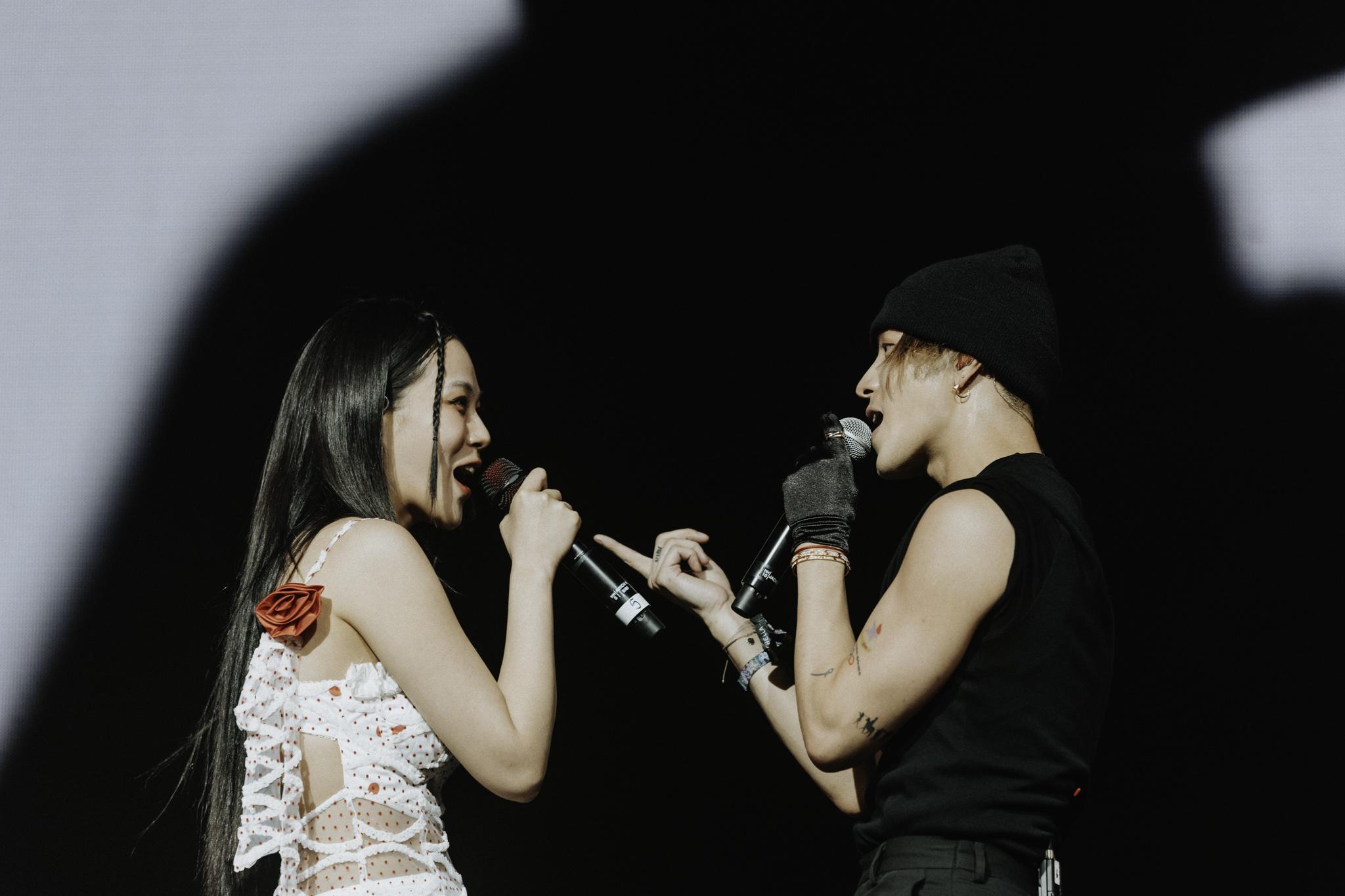 王嘉爾攜手BIBI站台表演。