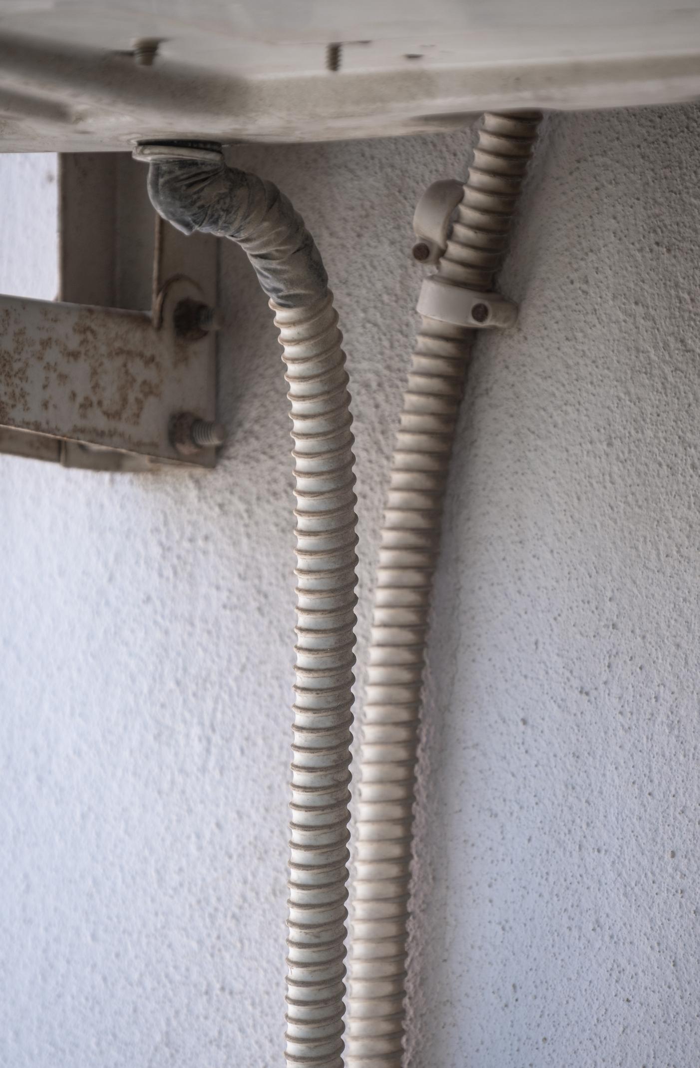 冷氣機安裝的斜度、排水孔方向、排水管高低也會影響冷氣機排水,是引致積水和流水聲的成因之一。