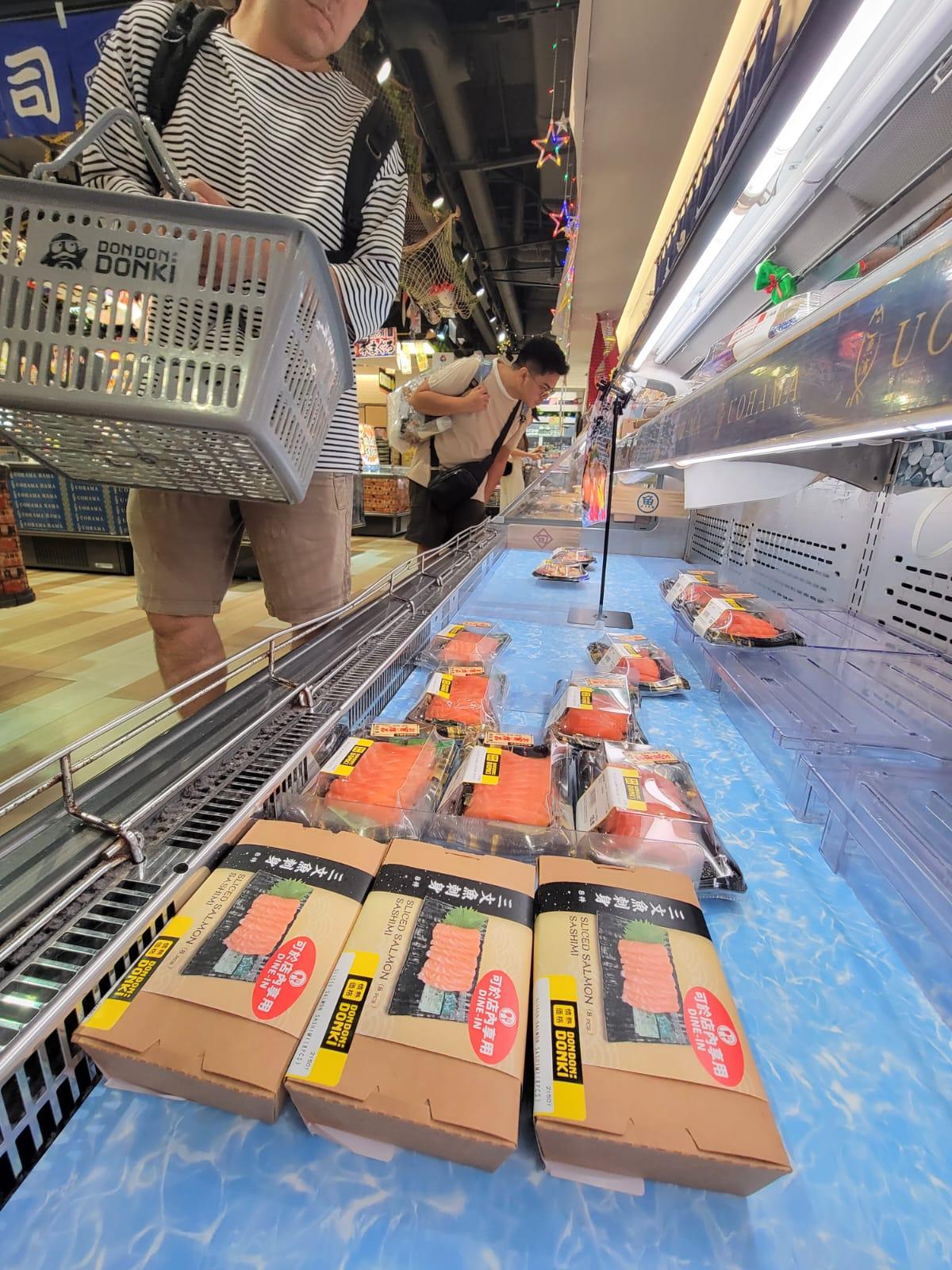 DON DON DONKI的刺身有部分由透明膠盒改為密封紙盒盛載(鍾式明攝)