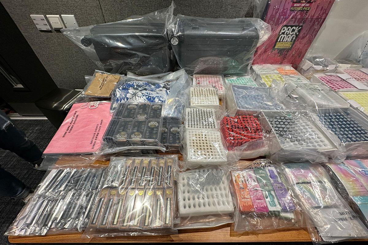 警方展示行動中檢獲的證物。