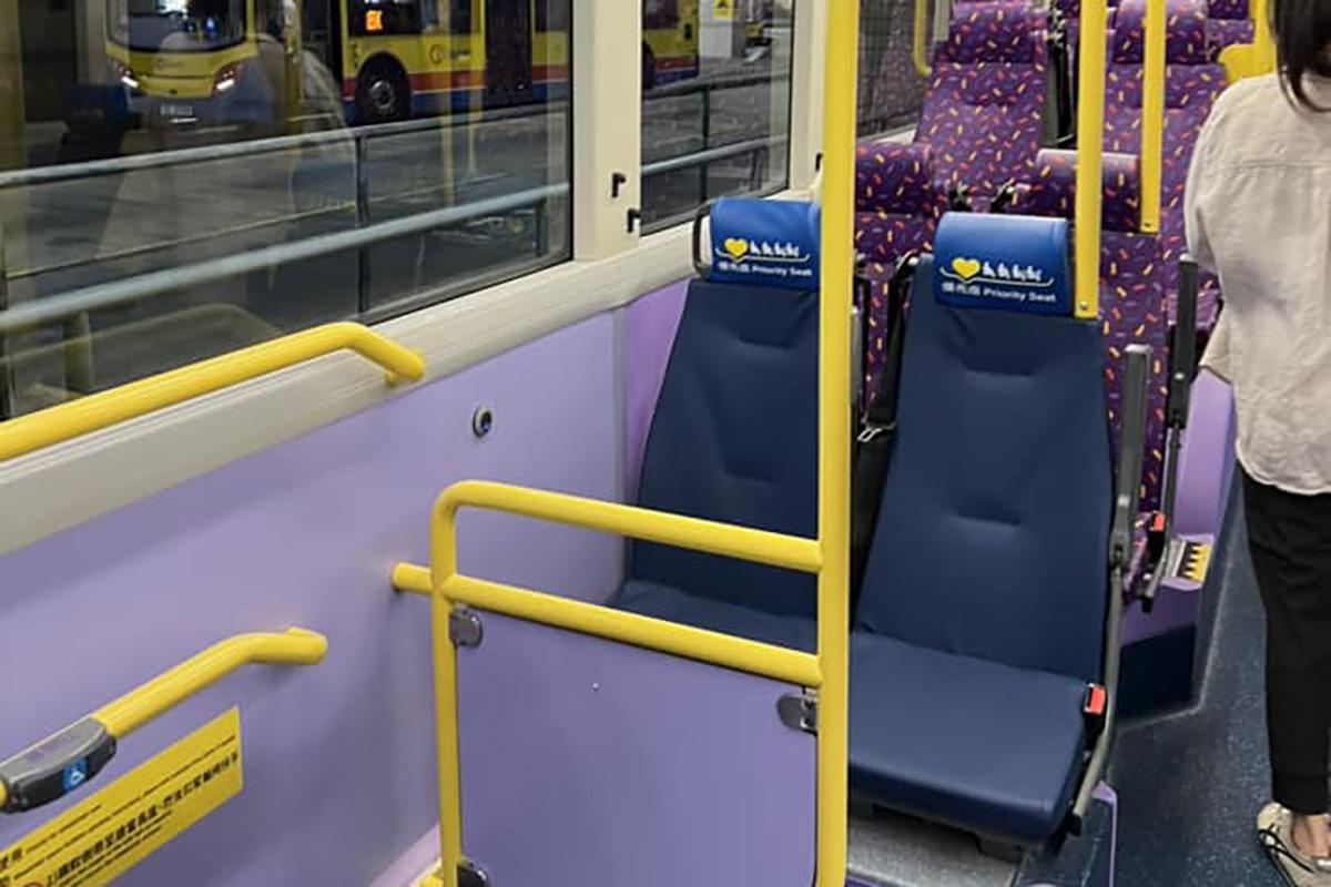 另一張相片顯示藍色優先座顏色不太鮮艷。(網民RY Issac@FB群組「是日快快-巴士即日相」)