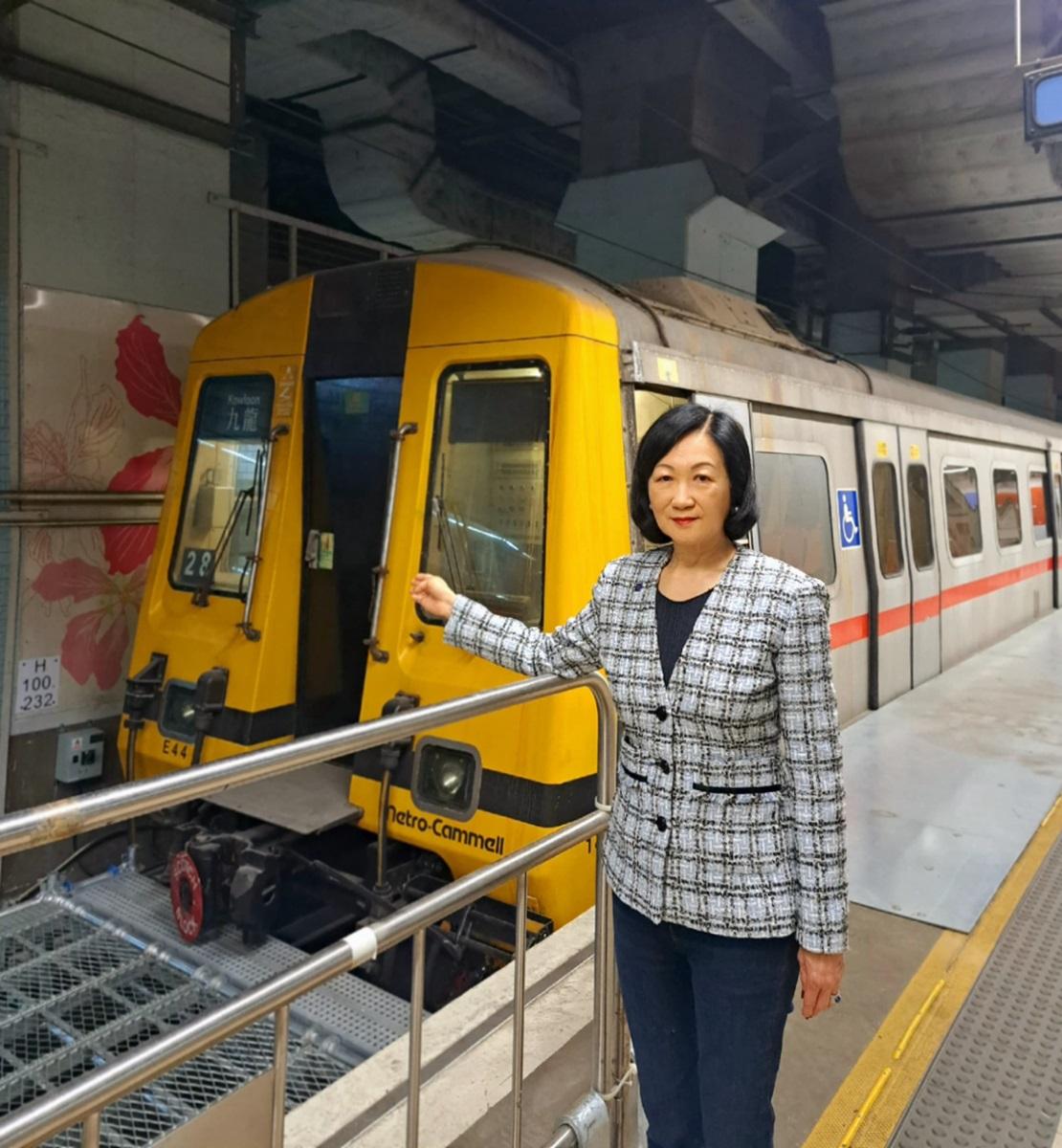 葉太今日同一班行政會議非官守議員,參觀港鐵嘅短期展覽「站見」。(葉劉淑儀FB)