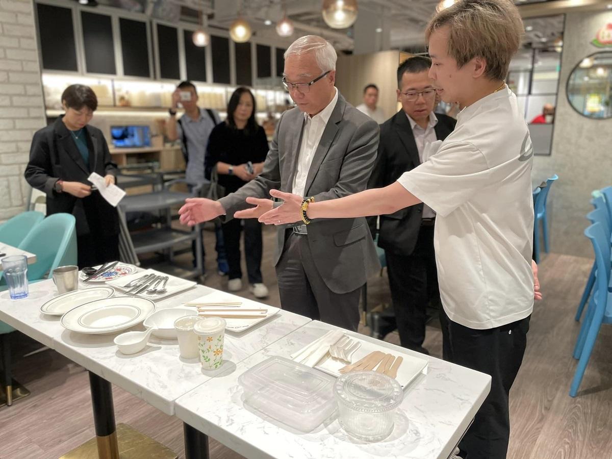 謝展寰今日到食肆和零售店了解「走塑」首日運作情況。(環境及生態局FB)
