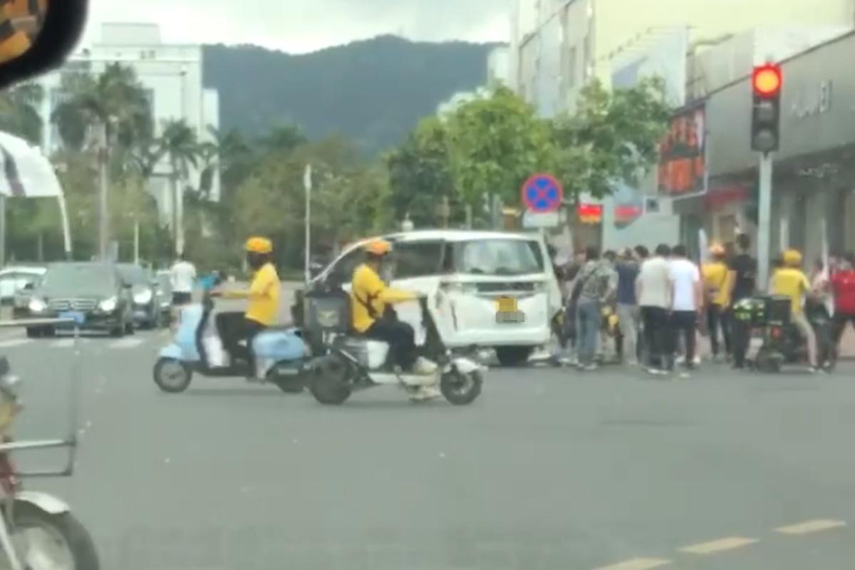 事後多名途人合力抬起私家車救出男童。(網上影片截圖)