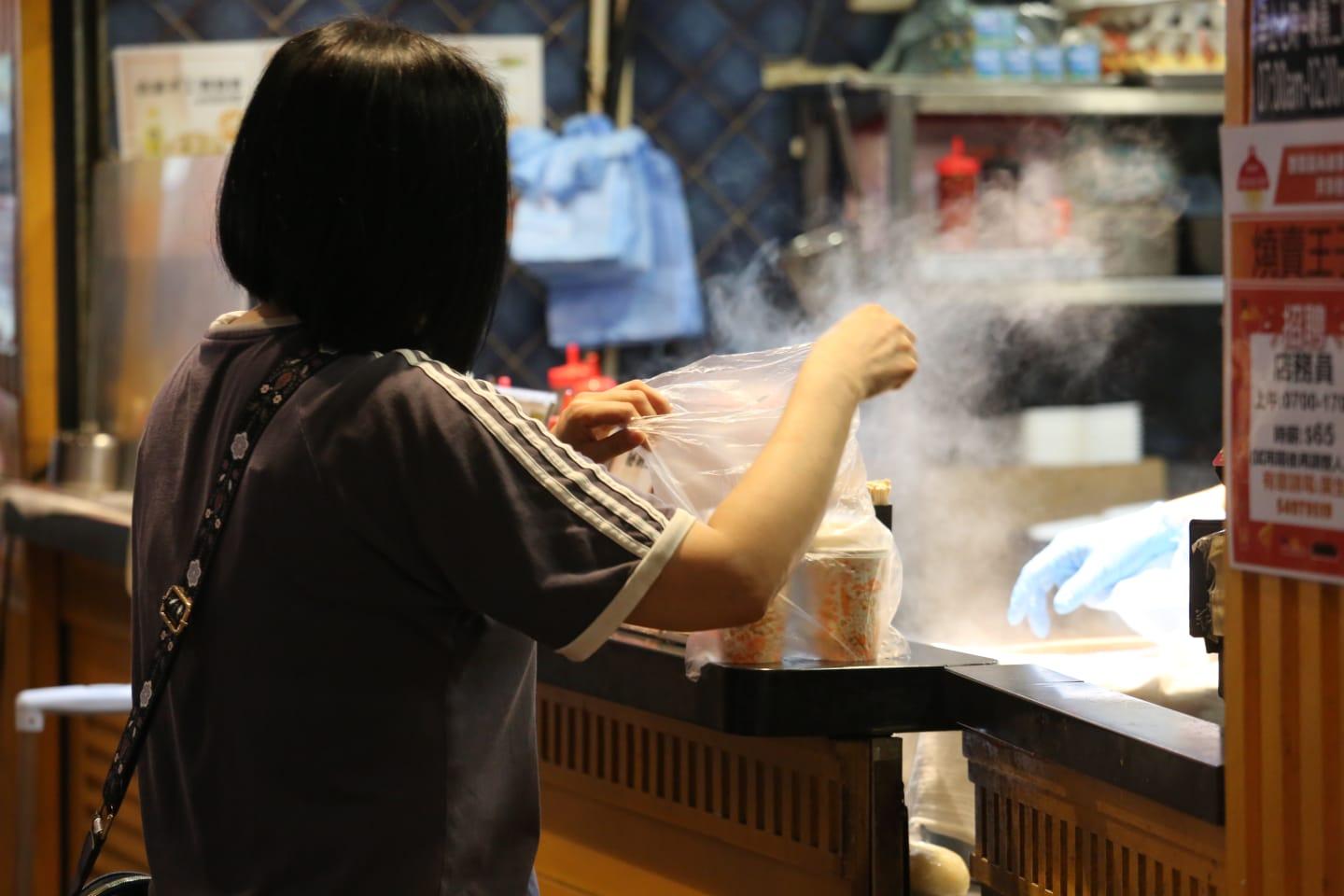 首階段實施管制即棄塑膠產品今起生效,禁止食肆向堂食顧客提供,到2025年實施第二階段,會全面禁止向堂食和外賣顧客提供。(鍾式明攝)