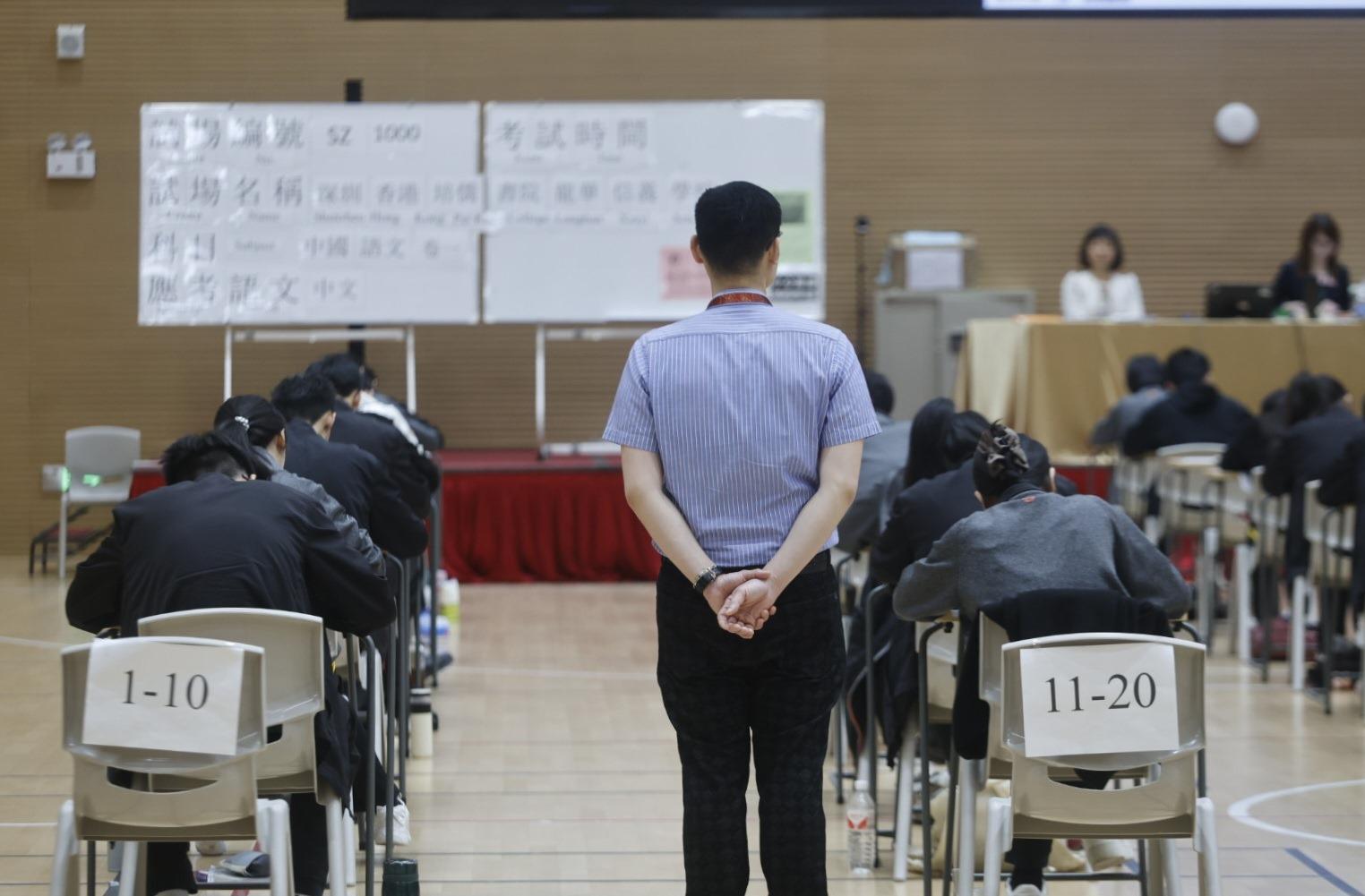 文憑試首個核心科中文科今日開考,今年首次在內地設立兩個試場,分別在深圳及廣州,共有約110名考生在原校應考。(考評局圖片)
