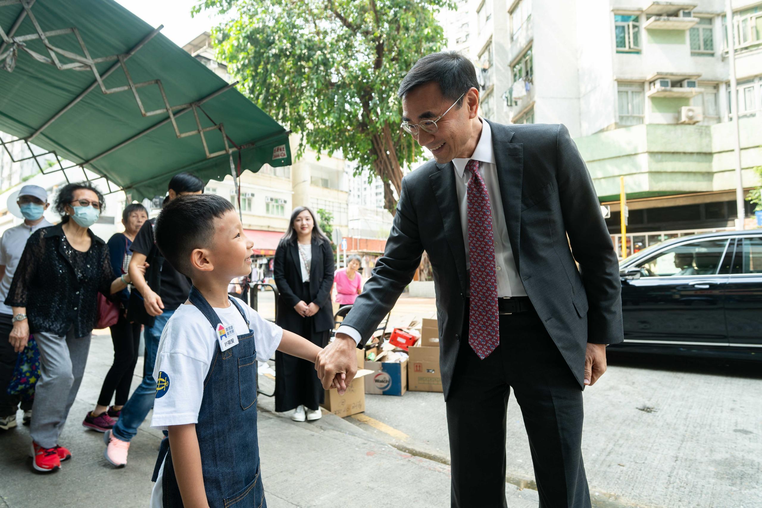 計劃受惠兒童向嘉賓介紹「賽馬會童亮館」。