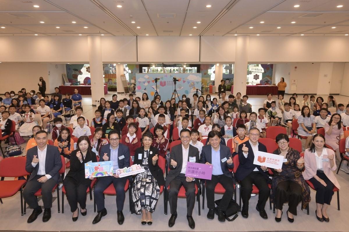 楊潤雄(前排中)到香港中央圖書館參與「共讀半小時」活動。(政府新聞處)